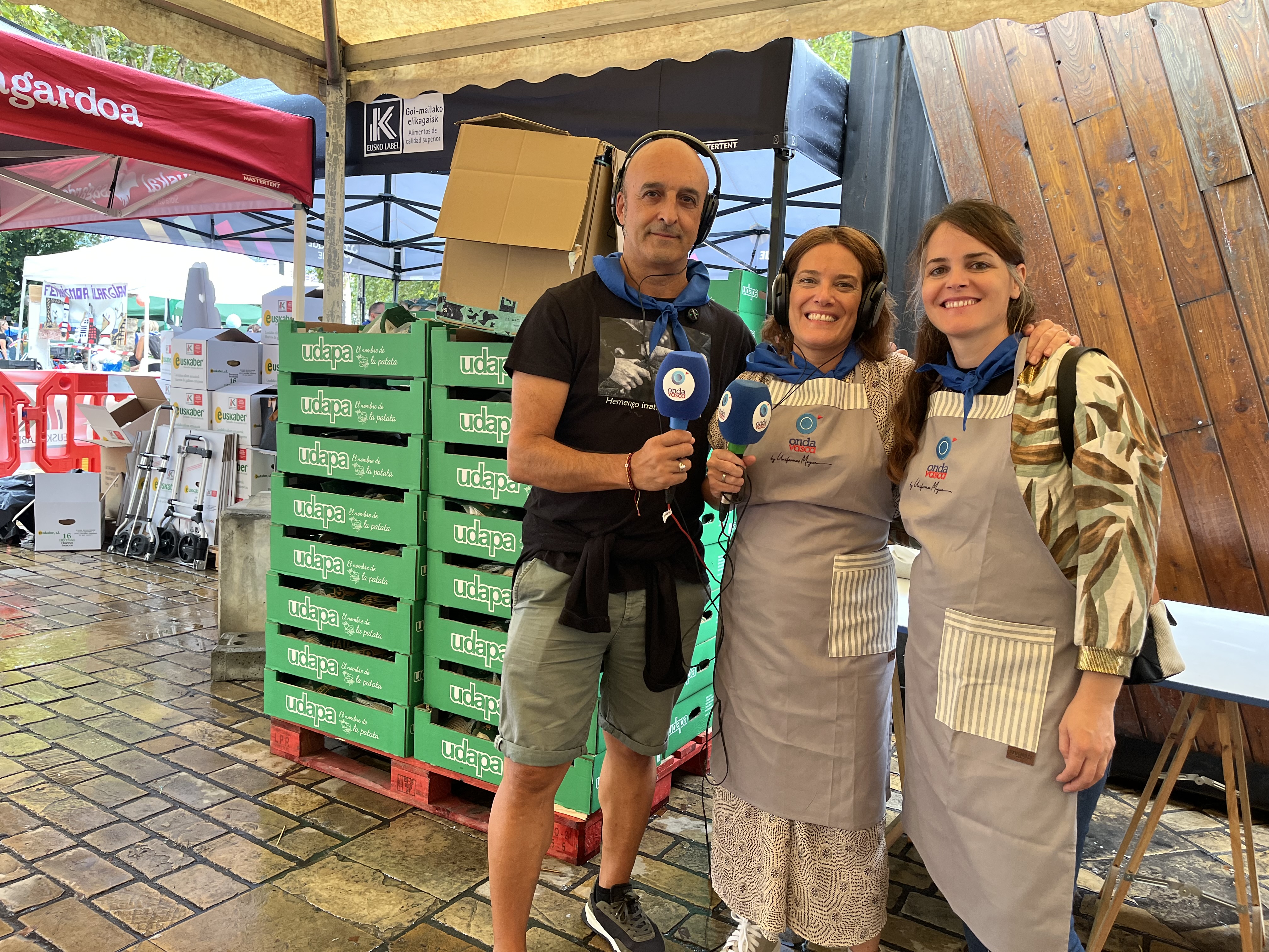 Fernando Lorenzo, encargado de testar el ambiente festivo en la Aste Nagusia en Onda Vasca, junto a Karmele Pikabea, gerente de Euskaber y Naiara López de Uralde, responsable de marketing de Udapa / ONDA VASCA