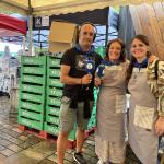 Fernando Lorenzo, encargado de testar el ambiente festivo en la Aste Nagusia en Onda Vasca, junto a Karmele Pikabea, gerente de Euskaber y Naiara López de Uralde, responsable de marketing de Udapa / ONDA VASCA