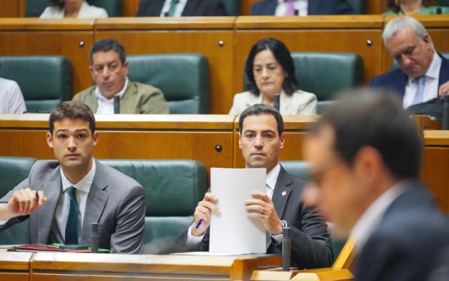 El lehendakari y el parlamentario jeltzale Joseba Díez Antxustegi atienden la intervención de Pello Otxandiano (EH Bildu) en el Parlamento / E. Press