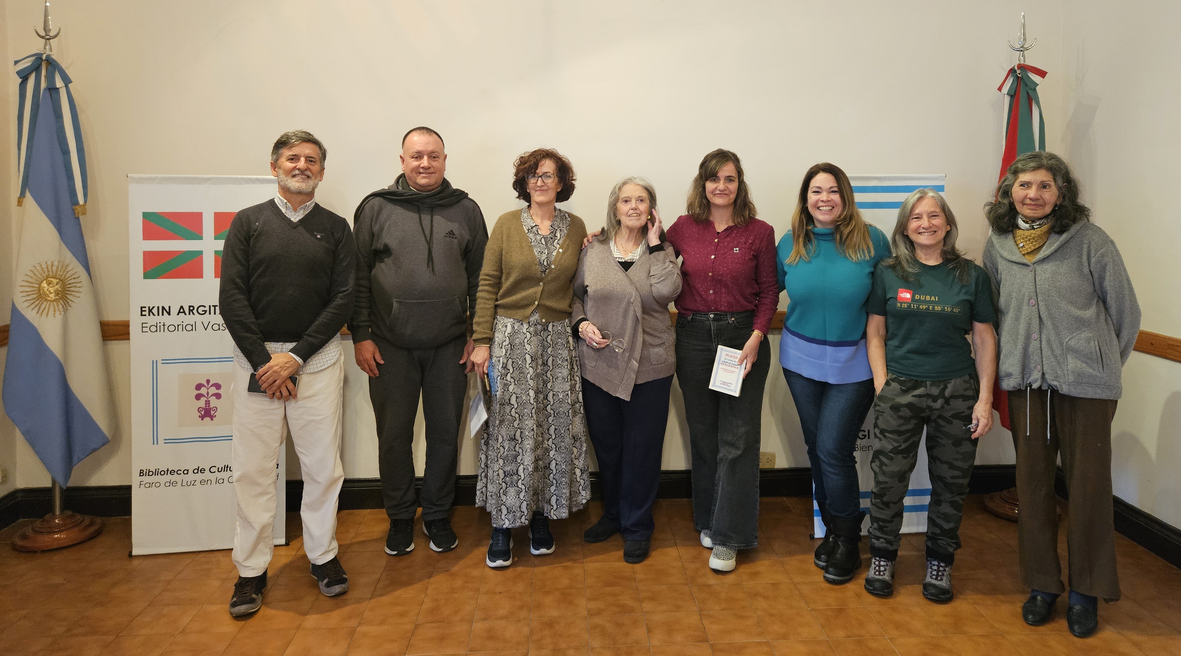 La directora para la Comunidad Vasca en el Exterior, Ziortza Olano, durante su visita a uno de los ocho euskal etxeak que recorrió en Argentina en julio de 2025. Este viaje, el primero de Olano a los centros vascos de América, incluyó encuentros con la FEVA y talleres de formación para jóvenes.