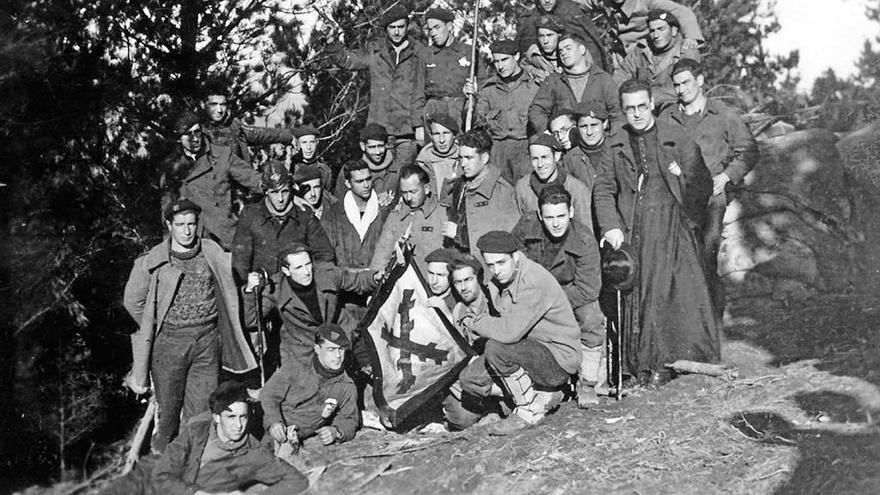 Un grupo de mendigoixales muestra una bandera de Euzko Mendigoixale Batza.