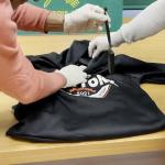 Sorprenden a unos jóvenes en Bilbao con dispositivos electrónicos para copiar en el examen de conducir G.C.B.