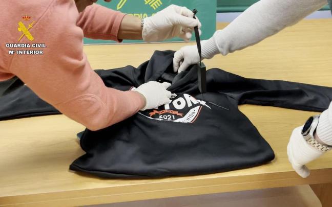 Sorprenden a unos jóvenes en Bilbao con dispositivos electrónicos para copiar en el examen de conducir G.C.B. Sorprenden a unos jóvenes en Bilbao con dispositivos electrónicos para copiar en el examen de conducir G.C.B.