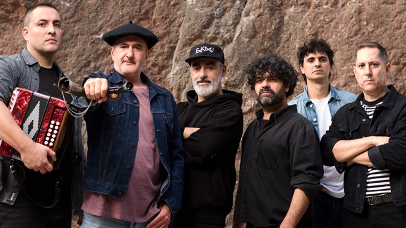 La nueva formación del grupo: Jon Eguskiza, Iñigo Ibarretxe, Alex Sardui, Jon Fresko, Ekain Alzola y Beñat Serna. / Exkixu