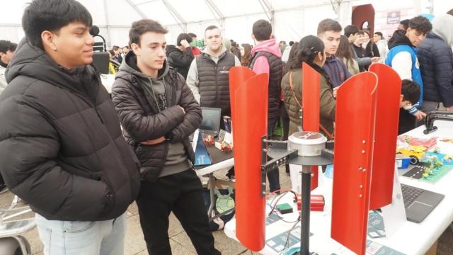 Los alumnos muestran sus proyectos y explican a los asistentes a la feria sus funcionalidades y objetivos en una simulacion empresarial.