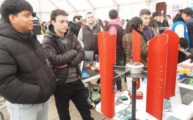 Los alumnos muestran sus proyectos y explican a los asistentes a la feria sus funcionalidades y objetivos en una simulacion empresarial.