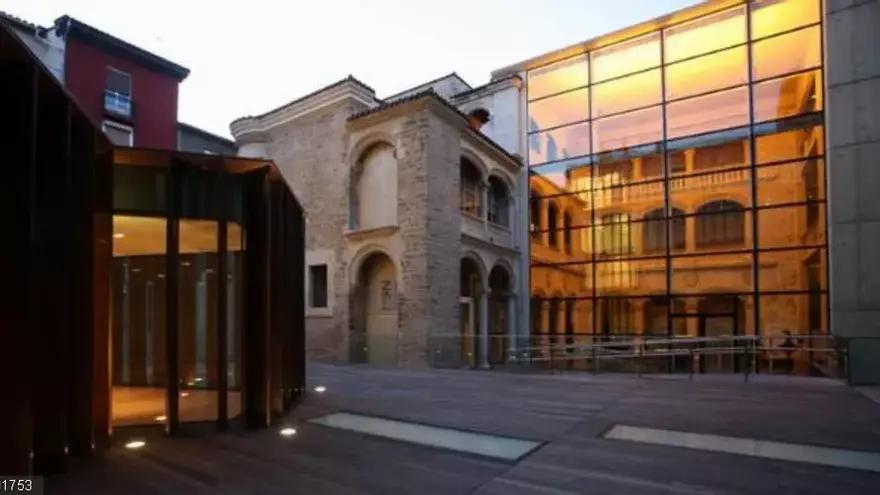 Arabako Foru Museoen Sareak familientzako bisita gidatuak eta lantegiak antolatu ditu .