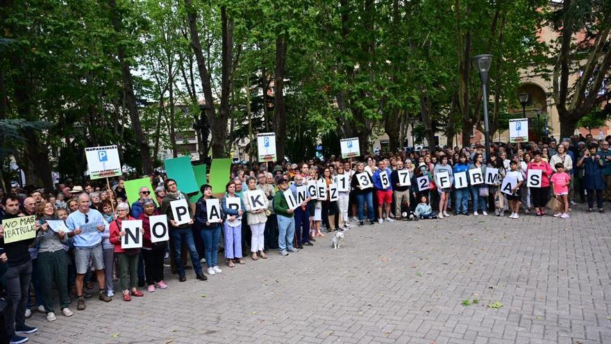 Protesta contra el aparcamiento de la Plaza de la Cruz