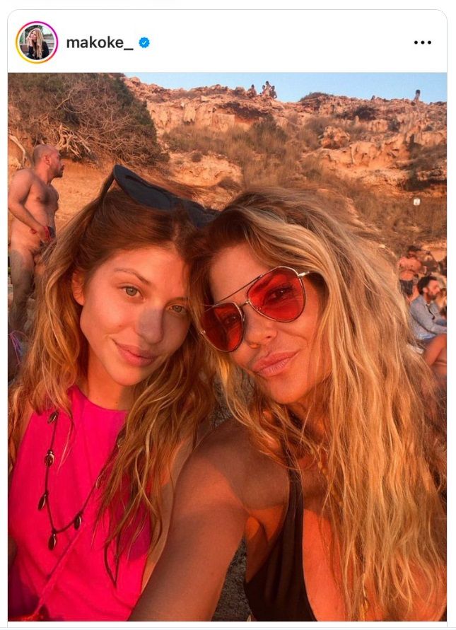 La imagen original de Makoke y Anita, con el hombre detrás.