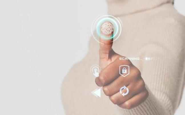 Una mujer escaneando huellas dactilares con tecnología inteligente Una mujer escaneando huellas dactilares con tecnología inteligente