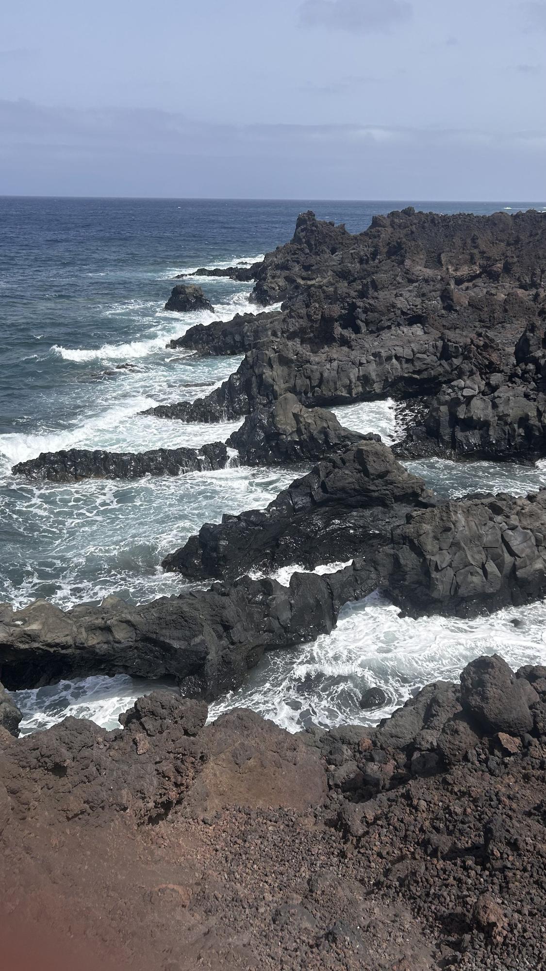 El mar se cuela entre los recovecos de la roca en Hervideros.