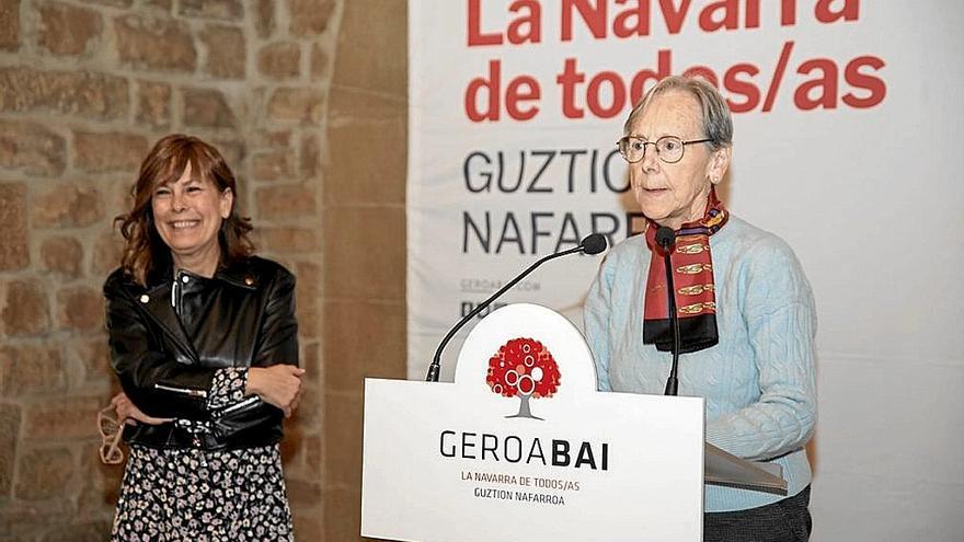 Amaia Jaurrieta, acompañada por Uxue Barkos en su presentación.