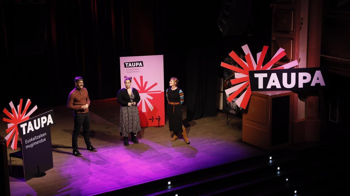 De izquierda a derecha, Jon Zapata, Irati Iciar y Jasone Mendizabal, ayer en la presentación de Taupa, euskaltzaleen mugimendua.