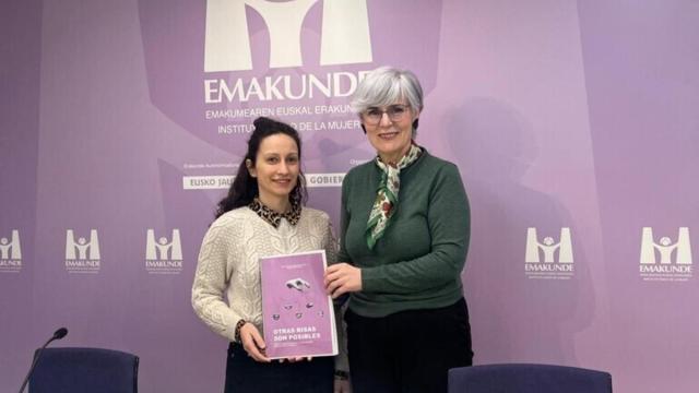 La directora de Emakunde, Miren Elgarresta, junto a Iraide Álvarez, una de las autoras del informe ‘Otras risas son posibles. Desactivando el mito de la insoportable seriedad del feminismo’
