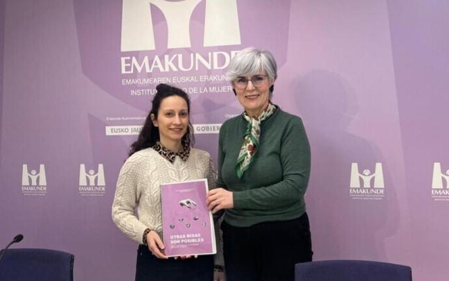 La directora de Emakunde, Miren Elgarresta, junto a Iraide Álvarez, una de las autoras del informe ‘Otras risas son posibles. Desactivando el mito de la insoportable seriedad del feminismo’