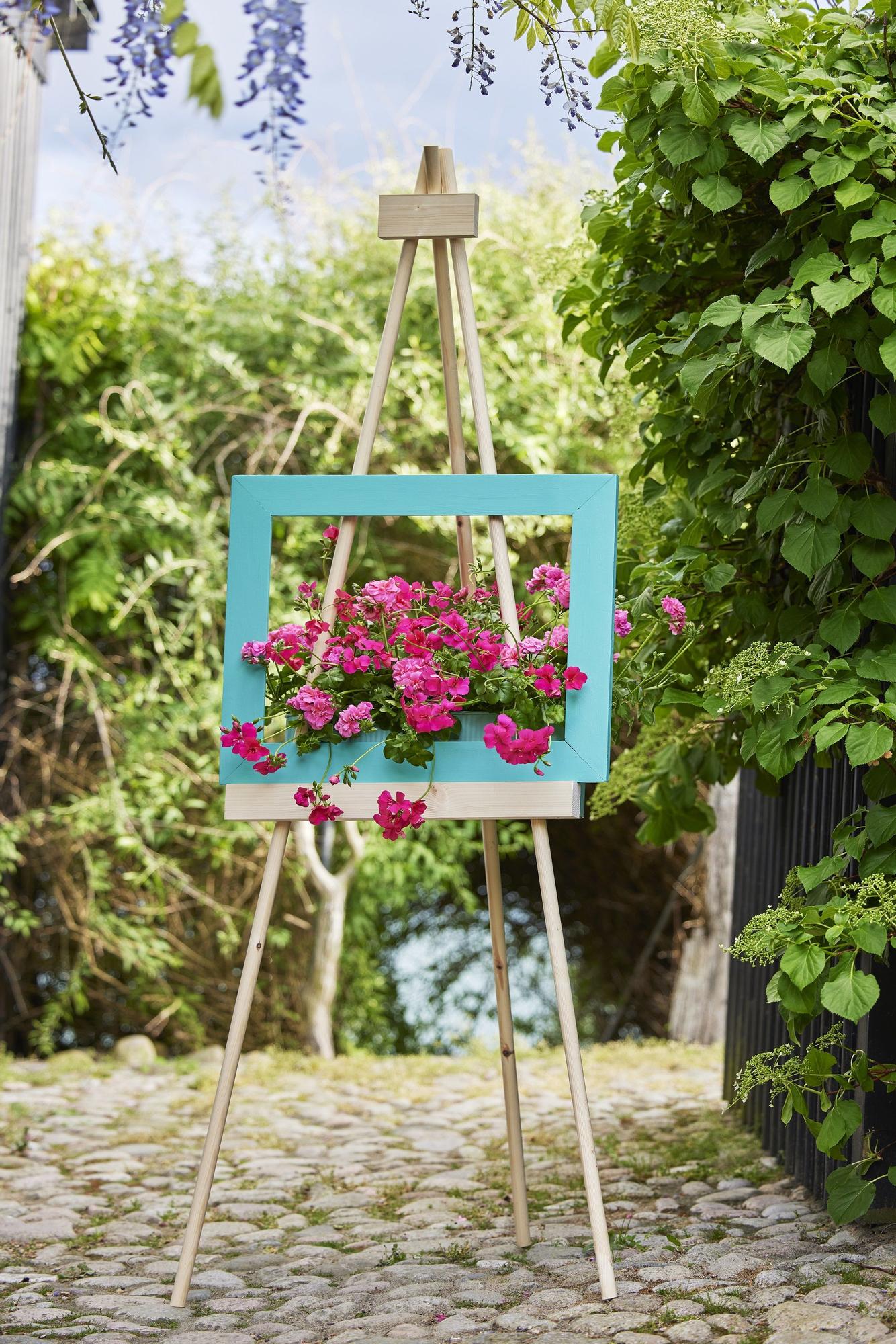 Una jardinera en un caballete pone un toque original a cualquier rincón.