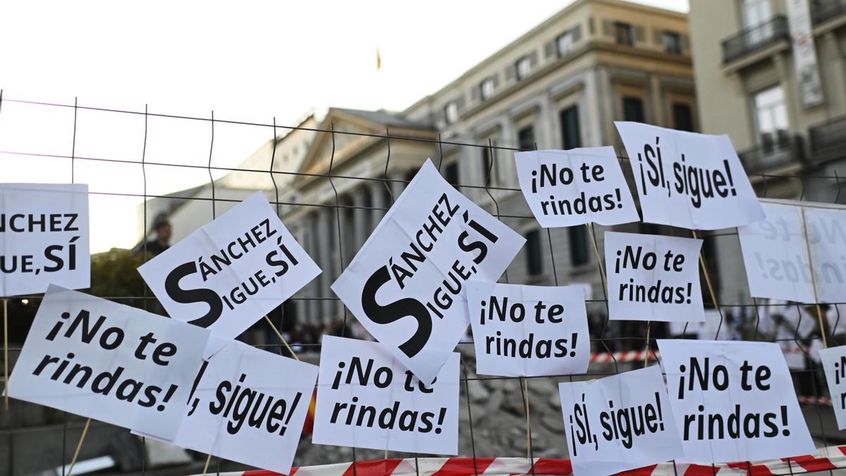Pancartas durante una manifestación en apoyo a Pedro Sánchez.