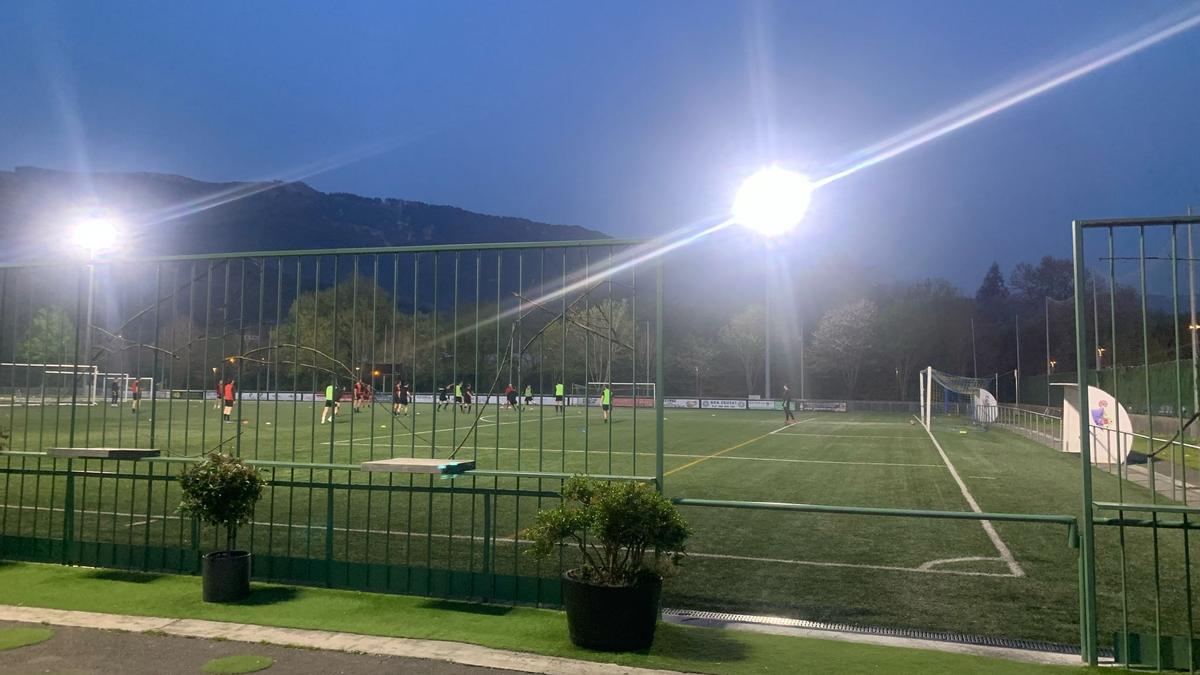 Las 24 nuevas luminarias del campo de fútbol de Igorre son de tecnología LED