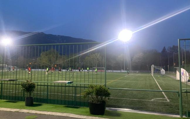 Las 24 nuevas luminarias del campo de fútbol de Igorre son de tecnología LED / Ayuntamiento de Igorre Las 24 nuevas luminarias del campo de fútbol de Igorre son de tecnología LED