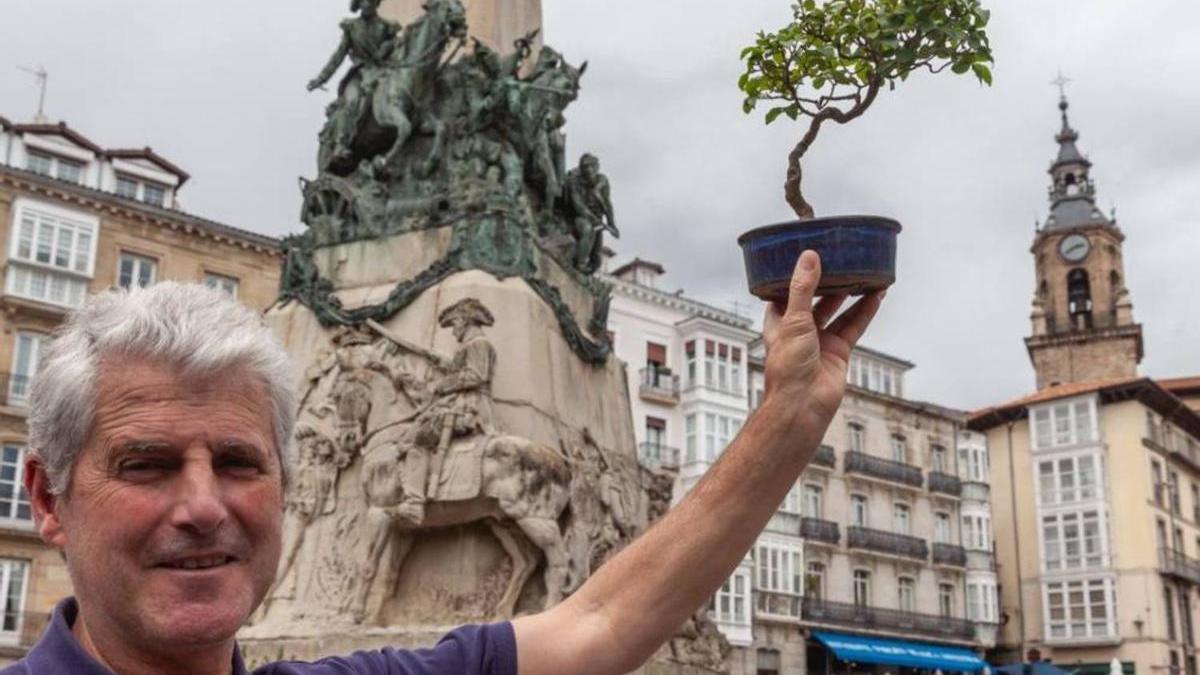 Manuel Lorenzo, presidente de la Asociación de Bonsái de Álava.