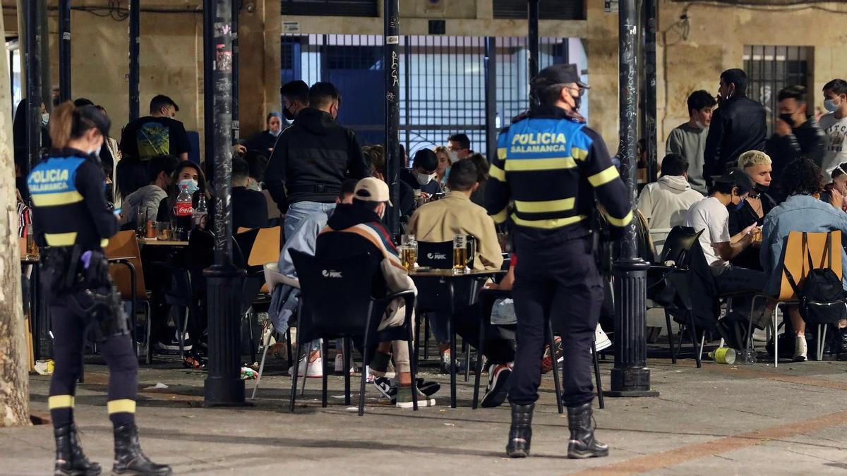 Agentes de la Policía Local de Salamanca en labores de vigilancia