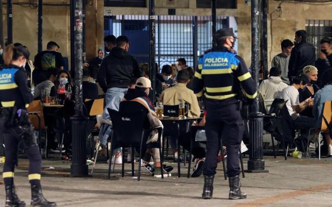 Agentes de la Policía Local de Salamanca en labores de vigilancia / EFE Agentes de la Policía Local de Salamanca en labores de vigilancia