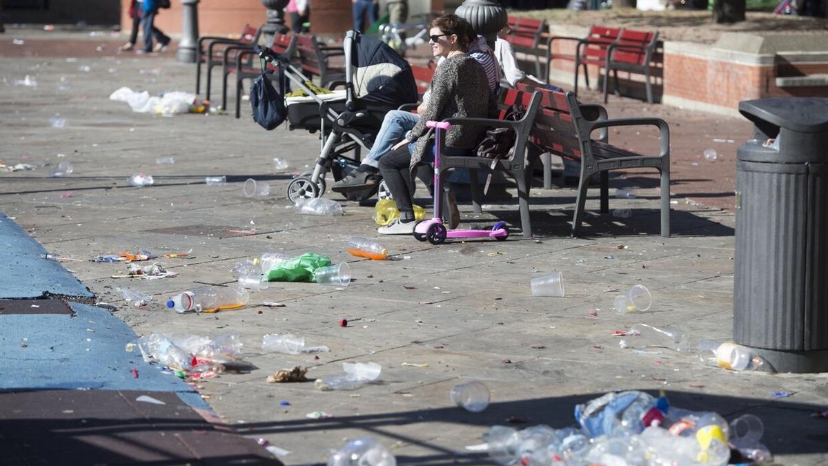 Imagen de archivo de basura acumulada en la plaza de San Francisco en San Fermín Txikito.