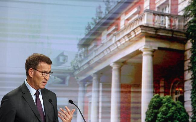 Feijóo, con la imagen de La Moncloa a su espalda.