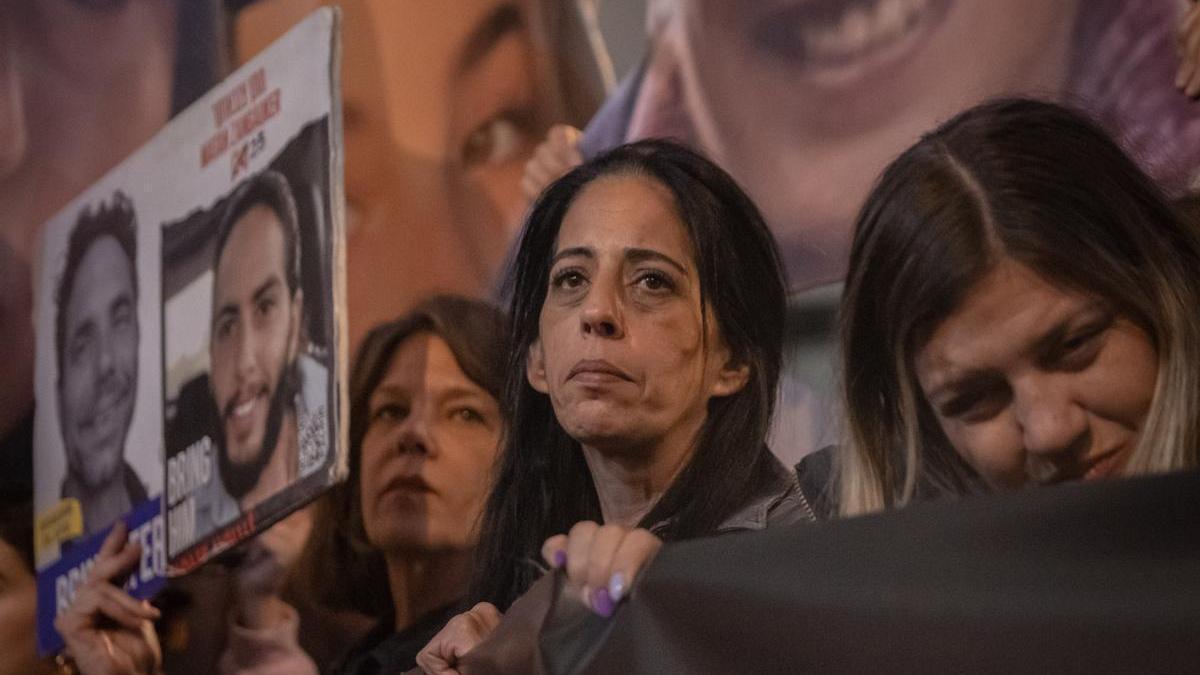 Manifestantes y familiares de los rehenes toman las calles de Tel Aviv.