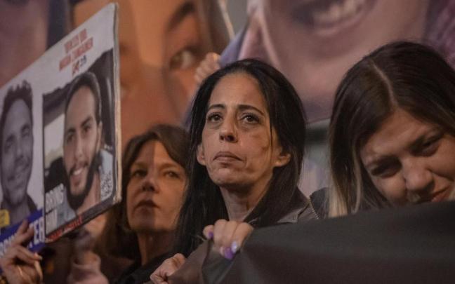 Manifestantes y familiares de los rehenes toman las calles de Tel Aviv.