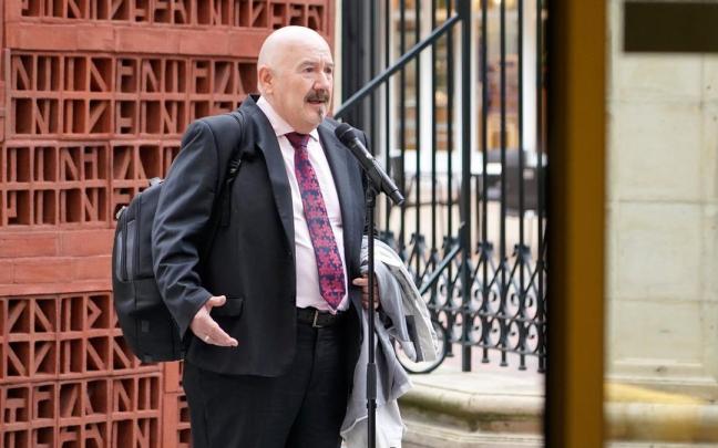 El parlamentario del PNV Iñigo Iturrate, que no repetirá el año que viene como candidato, comparece ayer a la entrada de la Cámara.