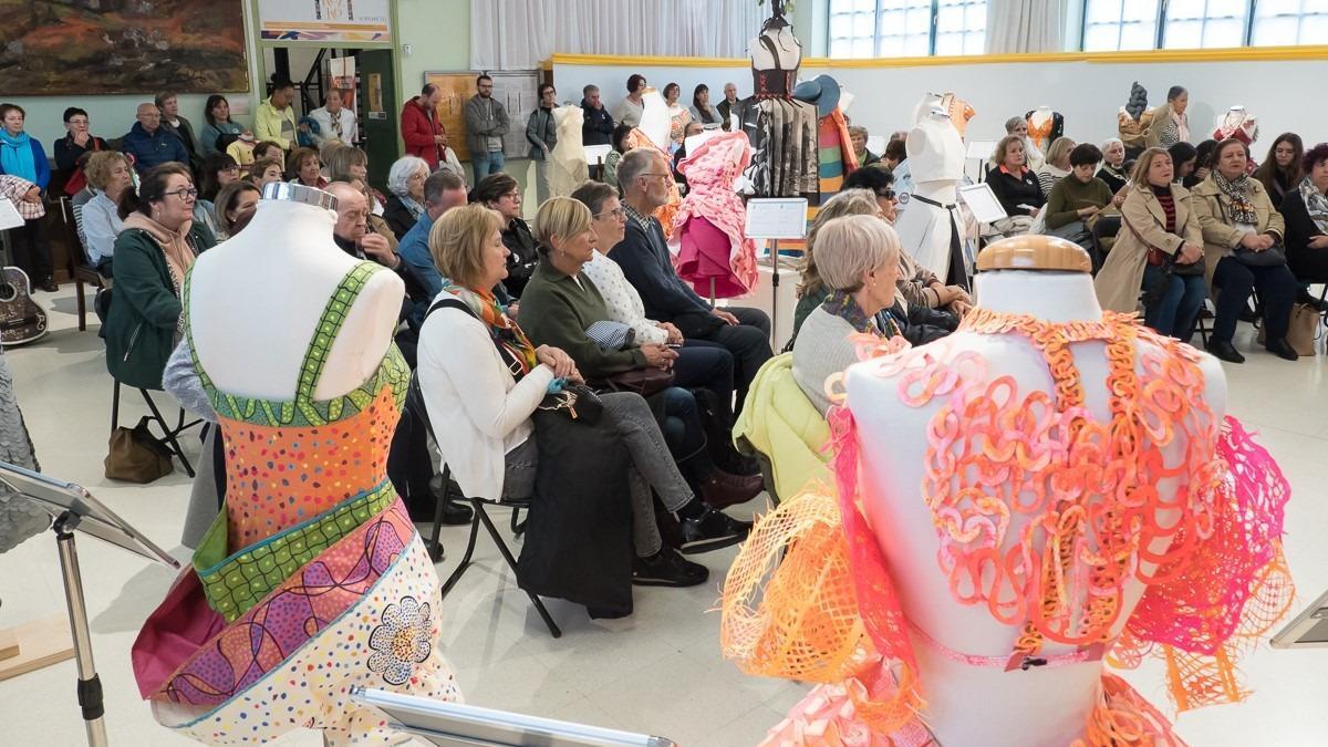 La exposición ‘Arte y creatividad en vestidos de papel’ fue inaugurada el 26 de octubre.