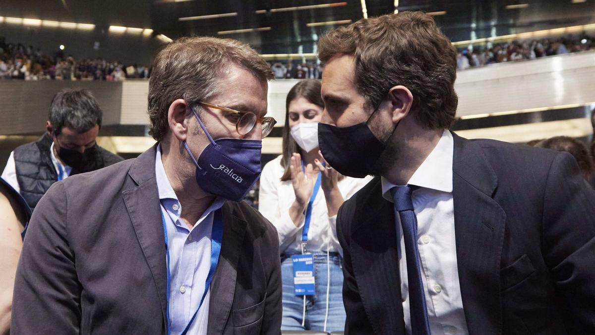 1 de abril de 2022, todavía con la obligación de llevar mascarilla por la pandemia: Alberto Núñez Feijóo releva a Pablo Casado al frente del PP. Se consumó la traición.