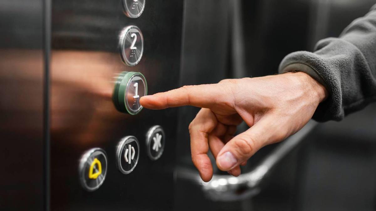 ¿Se puede impedir el uso del ascensor a un propietario moroso?