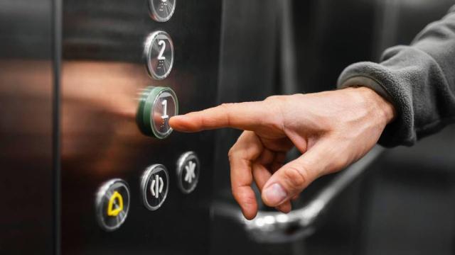 ¿Se puede impedir el uso del ascensor a un propietario moroso?