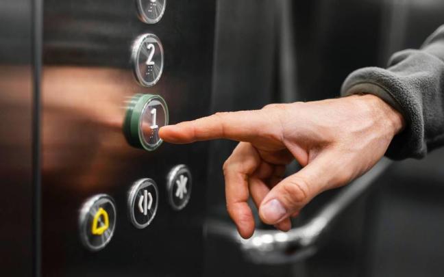 ¿Se puede impedir el uso del ascensor a un propietario moroso?