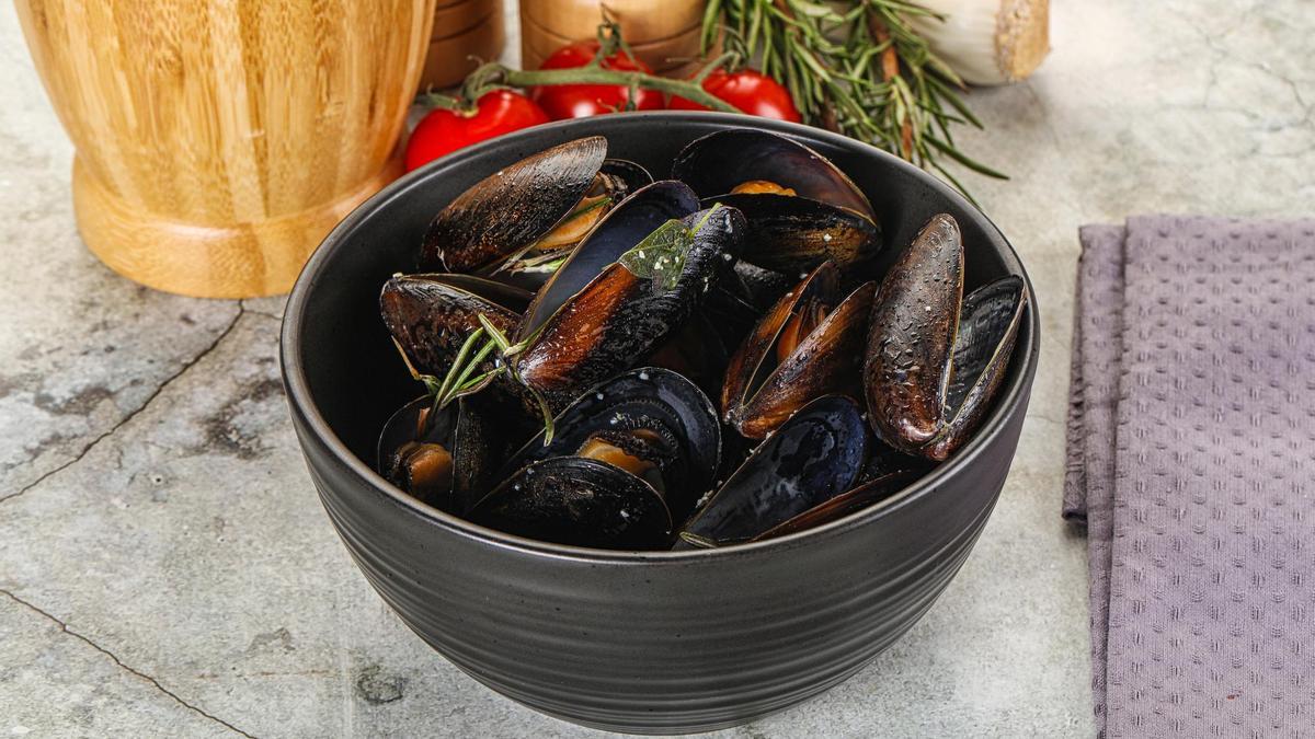 Una cazuela con mejillones cocidos al vapor.