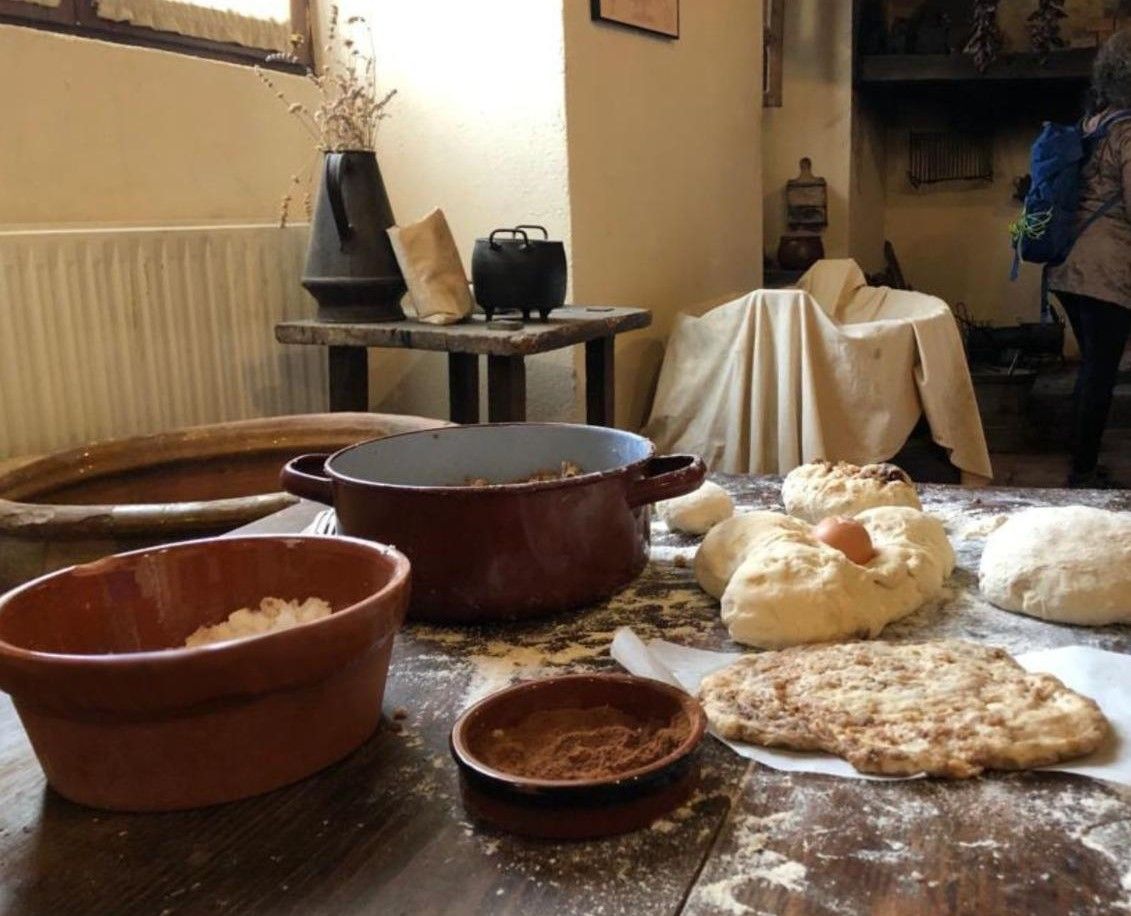 Utensilios para el amasado tradicional de pan en el museo etnográfico de Artziniega