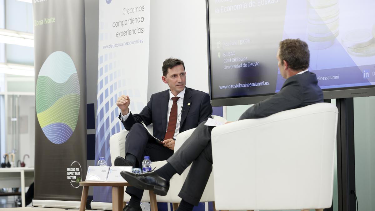 El consejero de Hacienda, Nöel d’Anjou, conversaba en el coloquio con Javier Giral, de Deloitte.