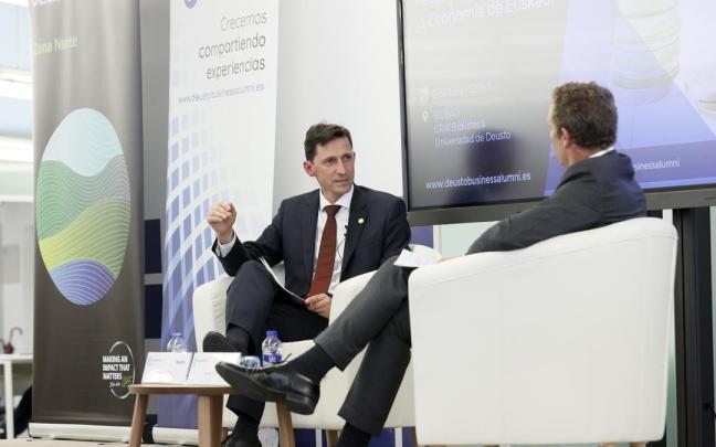 El consejero de Hacienda, Nöel d’Anjou, conversaba en el coloquio con Javier Giral, de Deloitte.