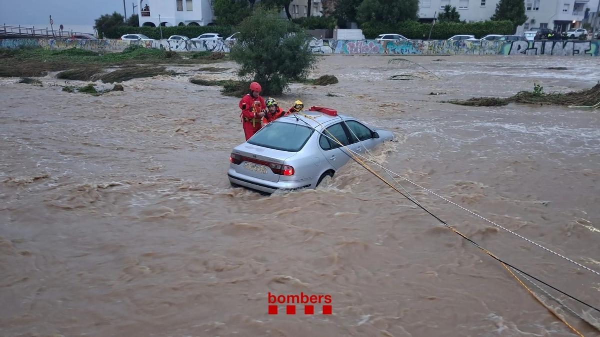Los bomberos han tenido que realizar multitud de rescates esta semana en Catalunya debido a las fuertes lluvias.