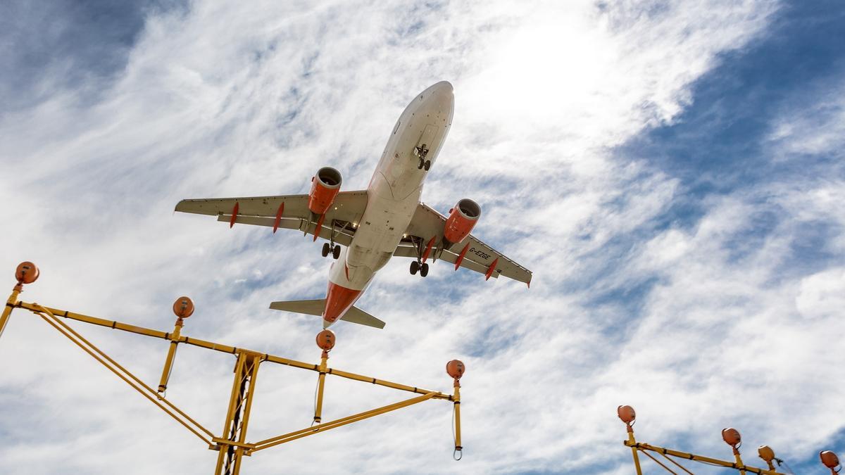 Avión volando.