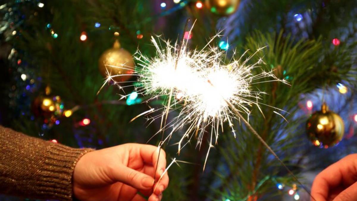 Bengalas con un árbol de Navidad de fondo