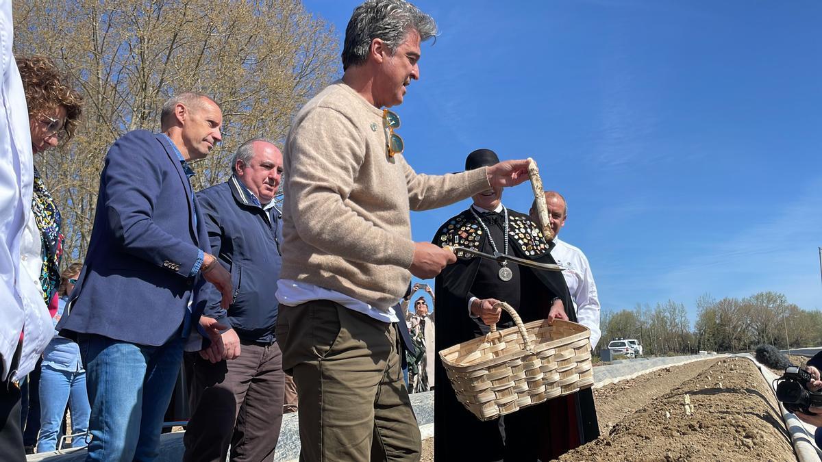 El chef catalán Pedro Carles Abellán, tras cortar el espárrago