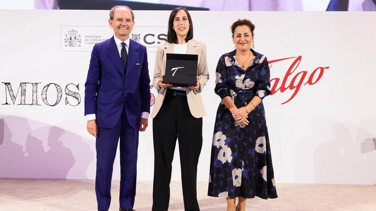 Erika Domínguez recogiendo el Premio Talgo de Relevancia de la Mujer en la Formación Profesional.