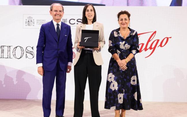 Erika Domínguez recogiendo el Premio Talgo de Relevancia de la Mujer en la Formación Profesional.