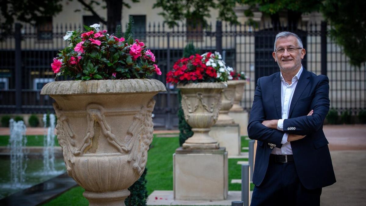 Félix Taberna, en los jardines del Palacio de Navarra, durante la entrevista