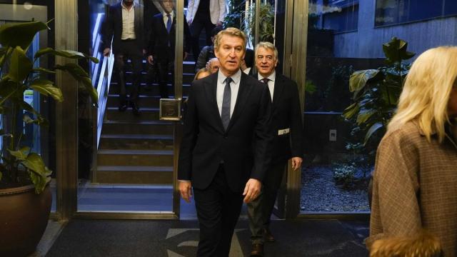 El presidente del PP, Alberto Núñez Feijóo, a su llegada al desayuno informativo en Bilbao