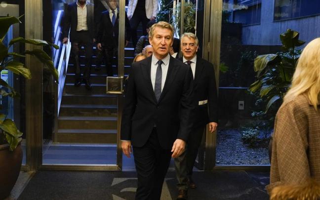 El presidente del PP, Alberto Núñez Feijóo, a su llegada al desayuno informativo en Bilbao