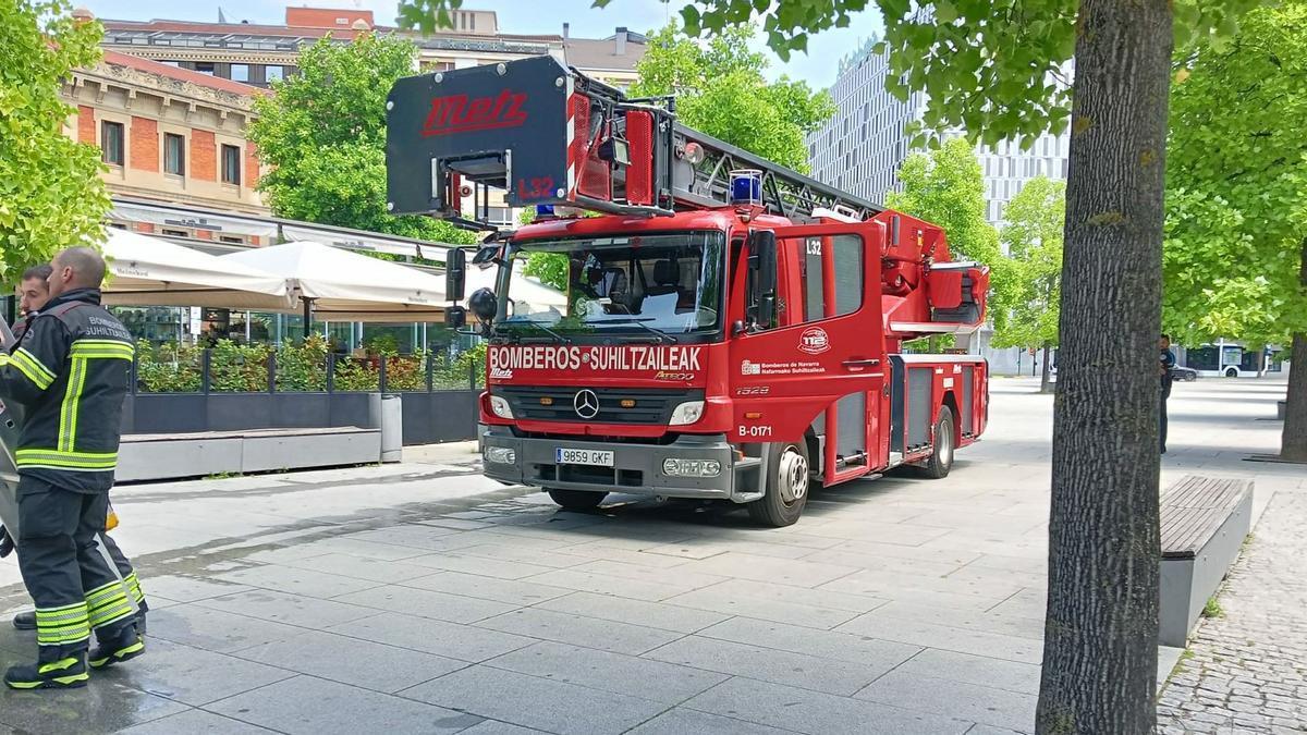 Bomberos en la plaza del Baluarte.